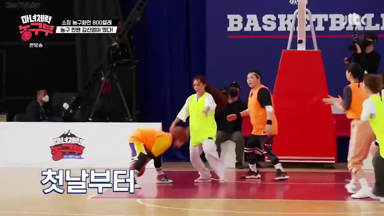 Unnies are Running: Witch Fitness Basketball Team (2022)